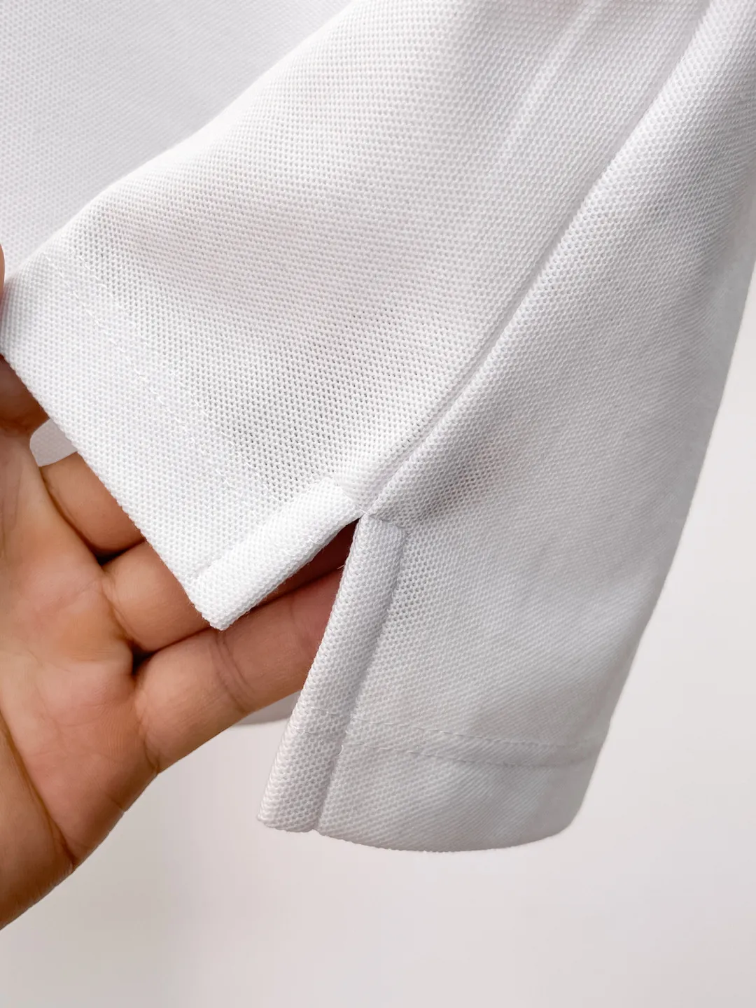 BURBERRY New Arrival Polo shirt, complete with three labels, original fabric, original customized accessories, official Same Style, using 210 grams of pure cotton pique fabric, customized same-tank dyed fabric, very comfortable and smooth to the touch, very wide and stylish, produced by a first-line brand on behalf of Factory, imported Behringer embroidery machine, embroidery is full and textured, imported Kangli direct-injection machine, printing is clear and textured, the collar rib is woven with imported yarn It will not lose shape after being worn for a long time. It is the most New Arrival style in spring and summer. It is fashionable and individual. It is super Versatile and looks good. It is very suitable for both men and women. It is a must-have for everyone. Size: S-XXL